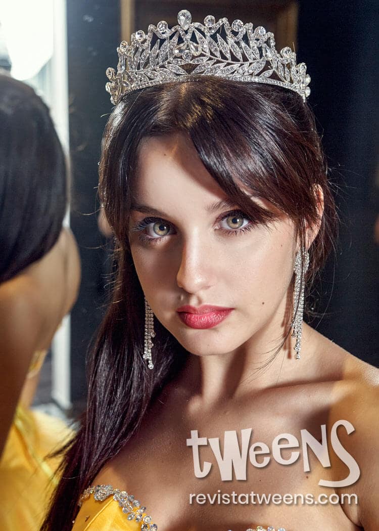 Peinado de 15 años semi recogido con tiara princesa - CONNIE MORENO - MAKE  UP peinados de 15 Años - Revista Tweens