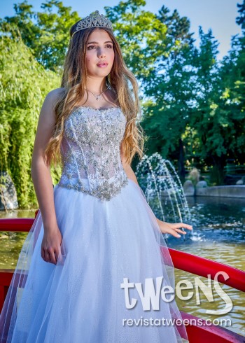 Vestido de quince años blanco con corset bordado