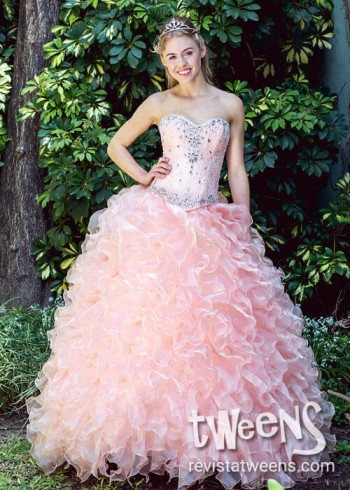 Vestido de 15 rosa con volados y bordado en corset.