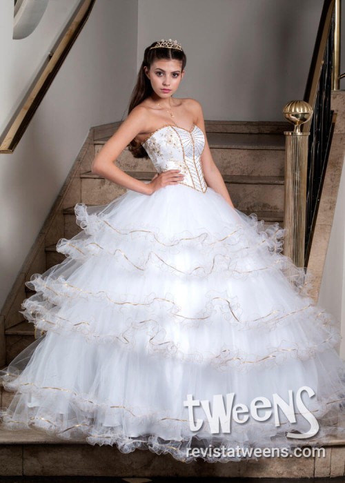 Vestido de 15 años blanco con detalles en dorado