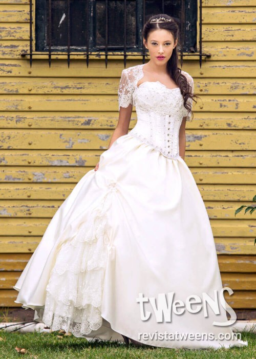 Vestido de 15 años romántico blanco con pollera larga y corta