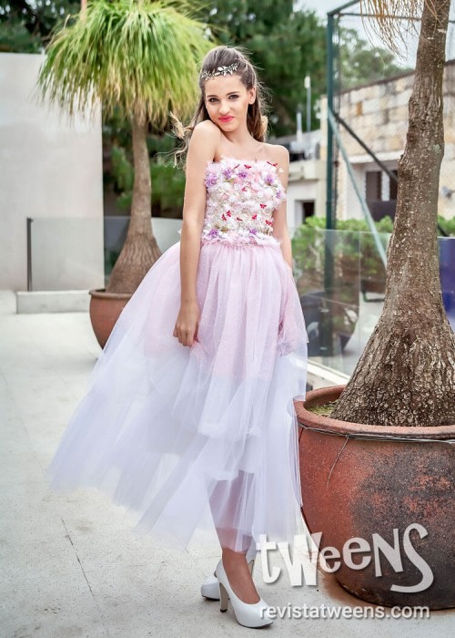 Hermoso vestido de 15 bordado en tonos lilas y rosas