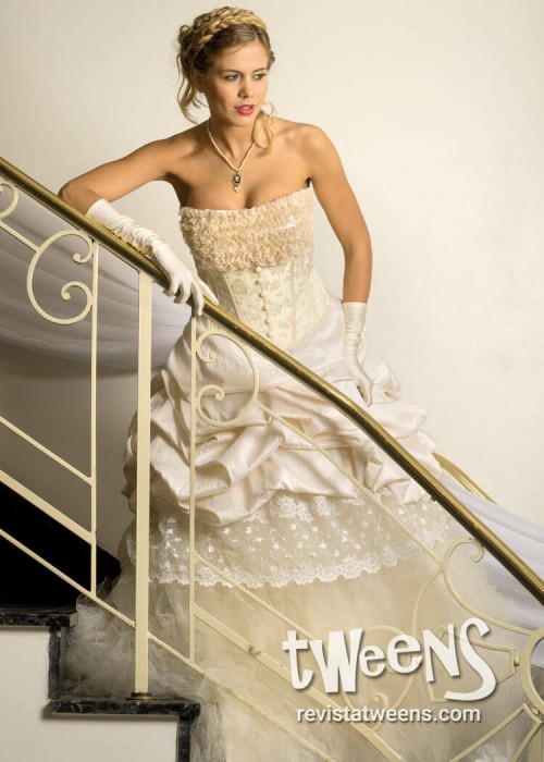 Vestido de quince años color natural con detalles románticos.